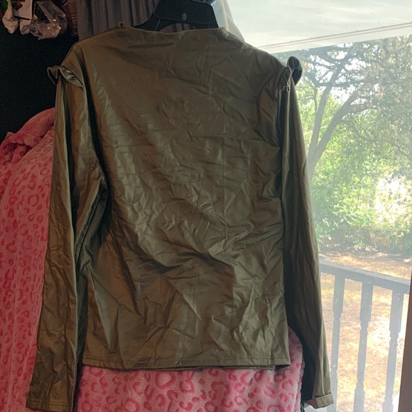 💚💚💚XXL OLIVE GREEN PULLOVER TOP WITH LONG RUFFLED SLEEVES AT THE SHOULDERS💚💚 - Picture 1 of 5